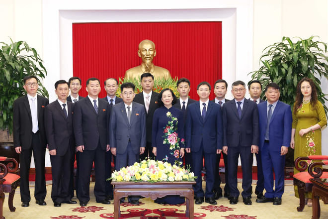 Thường trực Ban Bí thư Trương Thị Mai với Đoàn đại biểu Đảng Lao động Triều Tiên. (Ảnh: Phương Hoa/TTXVN) ttxvn_viet nam trieu tien (2).jpg