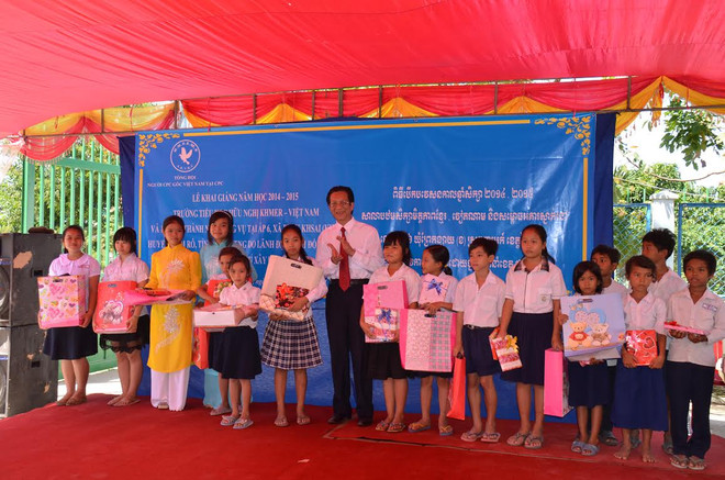 Trường Tiểu học Hữu nghị Khmer-Việt Nam khai giảng năm học mới ảnh 1