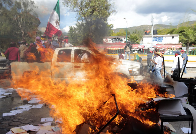 Mexico: Người thân nạn nhân vụ mất tích biểu tình bằng xe buýt ảnh 1