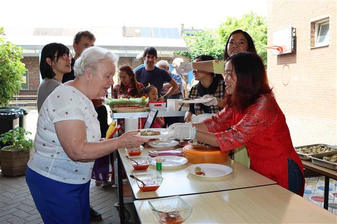 Nhộn nhịp "Tết mùa Hè" ở Bỉ quyên góp hỗ trợ trẻ em nghèo Việt Nam ảnh 4