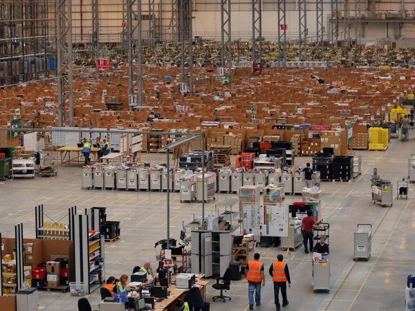 Amazon dự kiến nâng lương khởi điểm lên 15 USD một giờ từ ngày 1/11 ảnh 1