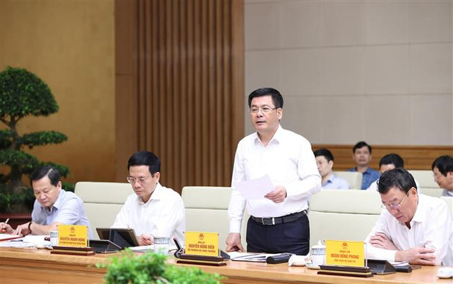 Bộ trưởng Bộ Xây dựng Nguyễn Thanh Nghị báo cáo tình hình thị trường bất động sản. (Ảnh: Dương Giang/TTXVN) Tháo gỡ các “điểm nghẽn” để thị trường bất động sản phát triển an toàn ảnh 3