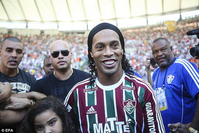 Ronaldinho ra mắt hoành tráng trước hàng vạn CĐV Fluminense ảnh 1