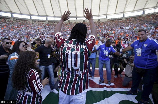 Ronaldinho ra mắt hoành tráng trước hàng vạn CĐV Fluminense ảnh 2