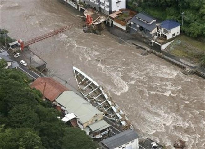 Hàng nghìn hộ gia đình tại Nhật Bản bị mắc kẹt do lũ lụt ảnh 1