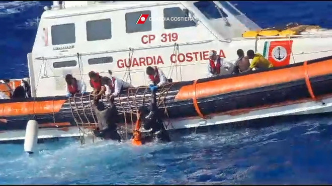 Tàu của Lực lượng bảo vệ bờ biển Italy giải cứu người di cư và tìm kiếm thi thể các nạn nhân ở ngoài khơi đảo Lampedusa, ngày 5/8. (Ảnh: AFP/TTXVN) LHQ hối thúc hành động sau các thảm kịch chìm tàu ở Địa Trung Hải ảnh 1