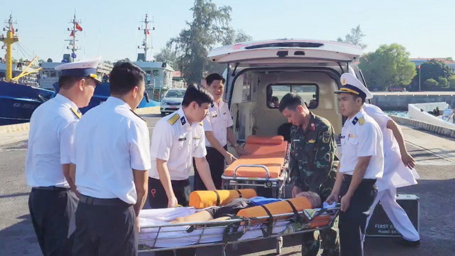 Kịp thời đưa ngư dân bị bệnh từ Trường Sa vào đất liền để điều trị ảnh 1