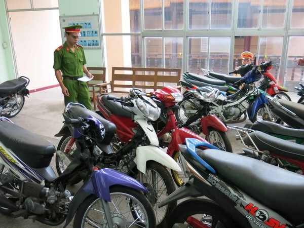 Công an tỉnh Bình Dương kiểm tra số xe máy thu giữ trong một đợt vây bắt. (Ảnh: Hải Âu/TTXVN) Công an vây bắt 52 “quái xế” tụ tập, chạy xe đánh võng ảnh 1