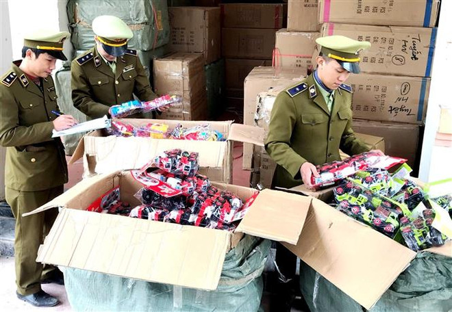 Quảng Bình bắt giữ lô hàng giả, hàng nhập lậu giá trị 1 tỷ đồng ảnh 1