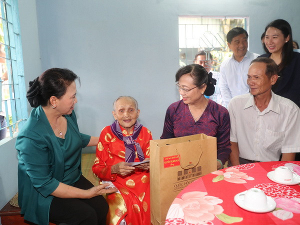 Chủ tịch Quốc hội thăm và tặng quà gia đình chính sách tại TP.HCM ảnh 1