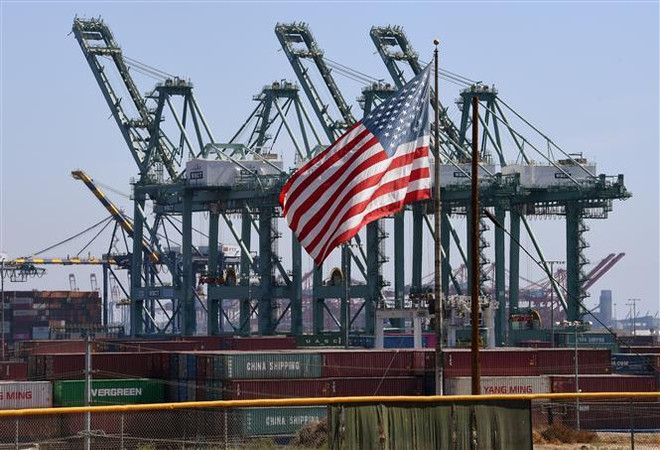 Container hàng hóa được xếp dỡ tại cảng Long Beach, Los Angeles, Mỹ. (Ảnh: AFP/TTXVN) Tổng thống Mỹ nhận định về xung đột thương mại với Trung Quốc ảnh 1