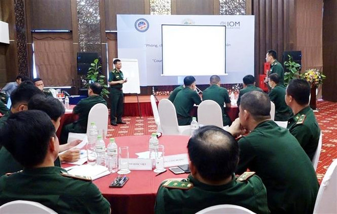 Cán bộ, chiến sỹ Bộ đội Biên phòng tỉnh Lạng Sơn tập huấn chống hoạt động mua bán người. (Ảnh: Thái Thuần/TTXVN) Chống mua bán người - vấn đề toàn cầu cần sự hợp tác quốc tế ảnh 1
