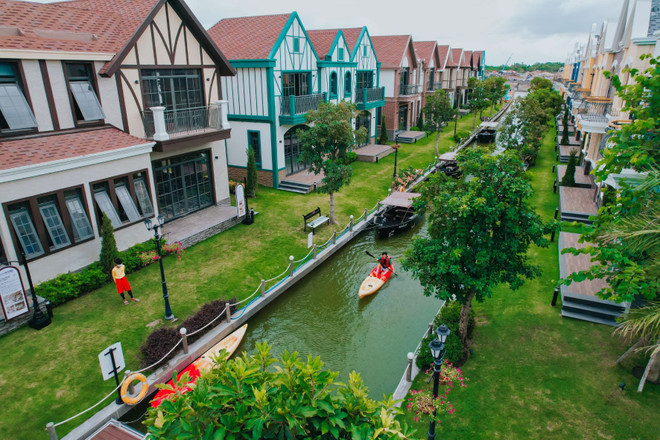Chèo thuyền kayak tại khu biệt thự Lagoon mang dáng dấp của ngôi làng cổ Giethoorn-Hà Lan mang đến cho Tô Đi Đâu trải nghiệm đầy mới mẻ. NovaWorld Ho Tram liên tục đón hàng loạt sao Việt ghé thăm ảnh 3