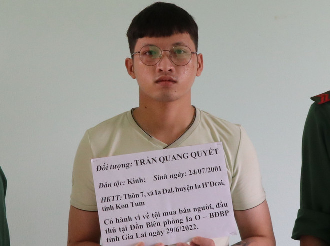 Một đối tượng mua, bán người bị bắt giữ tại Đồn biên phòng Ia O, Biên phòng tỉnh Gia Lai. (Ảnh: Hồng Điệp/TTXVN) Chống mua bán người - vấn đề toàn cầu cần sự hợp tác quốc tế ảnh 2