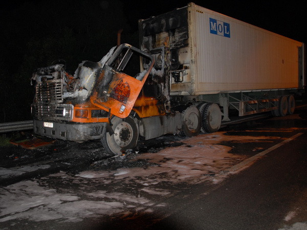 Xe tải bất ngờ bốc cháy, gây ùn tắc kéo dài trên Quốc lộ 1A ảnh 1