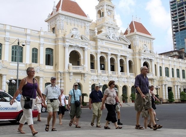 Du khách tham quan du lịch tại Thành phố Hồ Chí Minh. (Ảnh: Thanh Vũ/TTXVN) Thành phố Hồ Chí Minh đưa văn hóa bản địa vào du lịch nội thành ảnh 2