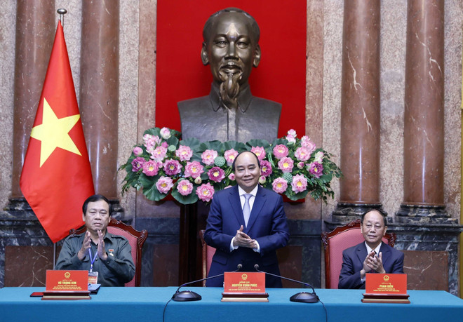 Chủ tịch nước Nguyễn Xuân Phúc tại buổi gặp mặt đoàn đại biểu Hội Cựu thanh niên xung phong. (Ảnh: Thống Nhất/TTXVN) Chủ tịch nước: Nhân rộng các tấm gương sáng cựu thanh niên xung phong ảnh 2