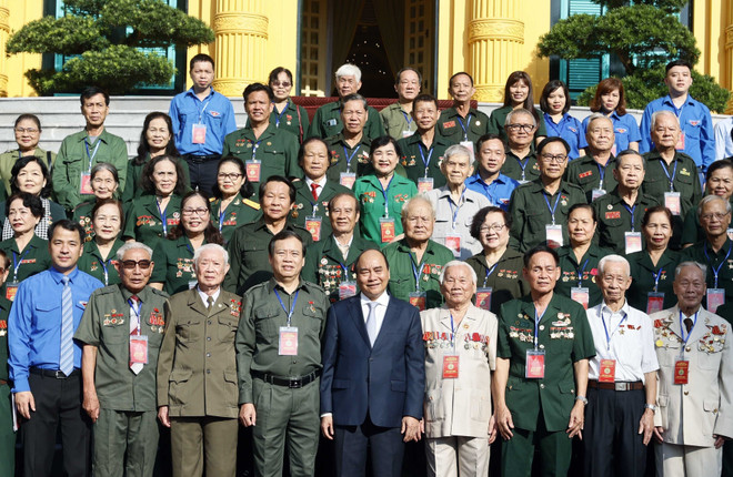 Chủ tịch nước Nguyễn Xuân Phúc với các đại biểu. (Ảnh: Thống Nhất/TTXVN) Chủ tịch nước: Nhân rộng các tấm gương sáng cựu thanh niên xung phong ảnh 1