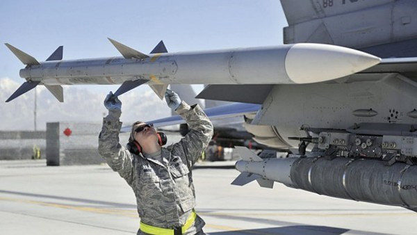 Tên lửa không đối không AIM-120C. (Nguồn: Getty Images) Bộ Ngoại giao Mỹ đồng ý bán tên lửa không đối không cho Nhật Bản ảnh 1