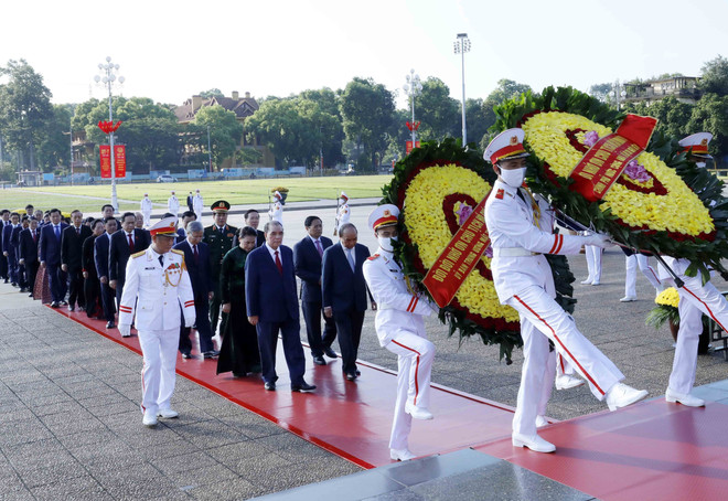 Lãnh đạo Đảng, Nhà nước đặt vòng hoa và vào Lăng viếng Chủ tịch Hồ Chí Minh. (Ảnh: An Đăng/TTXVN) Lãnh đạo Đảng, Nhà nước dâng hương tưởng niệm các anh hùng liệt sỹ ảnh 1
