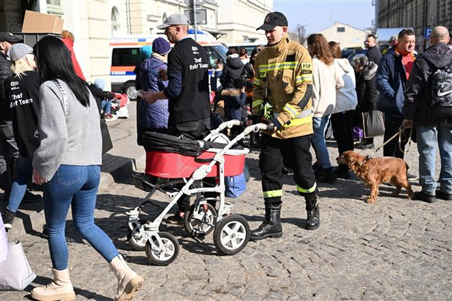 Người tị nạn Ukraine tại Przemysl, Ba Lan. (Ảnh: AP/TTXVN) EU khuyến khích người di cư Ukraine ở Ba Lan đến nước thành viên khác ảnh 1