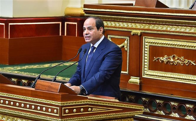 Tổng thống Ai Cập Abdel Fattah al-Sisi phát biểu tại phiên họp Quốc hội Ai Cập tại thủ đô Cairo. (Ảnh: AFP/TTXVN) Ai Cập cải tổ nội các nhằm nâng cao hiệu suất hoạt động của chính phủ ảnh 1