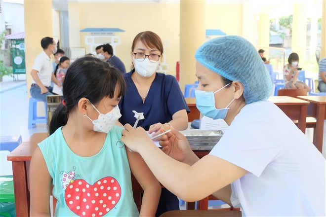 Tiêm vaccine phòng COVID-19 cho học sinh trường THCS Nguyễn Huệ (quận Hải Châu). (Ảnh: Văn Dũng/TTXVN) Đà Nẵng phát động đợt tiêm vaccine COVID-19 trước thềm năm học mới ảnh 1