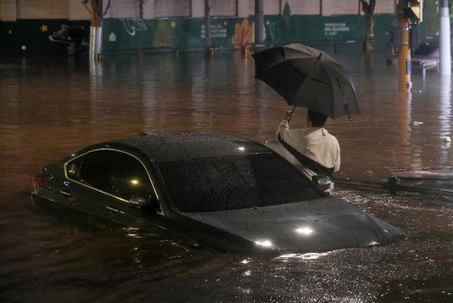 Người dân Hàn Quốc tiếp tục hứng chịu trận mưa lớn kỷ lục ảnh 1