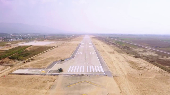 Đường cất hạ cánh Sân bay Điện Biên dài 2.400m, rộng 45m, đáp ứng tiêu chuẩn kỹ thuật cho các loại máy bay hiện đại như A320, A321. (Ảnh: PV/Vietnam+) duong cat ha canh.jpg
