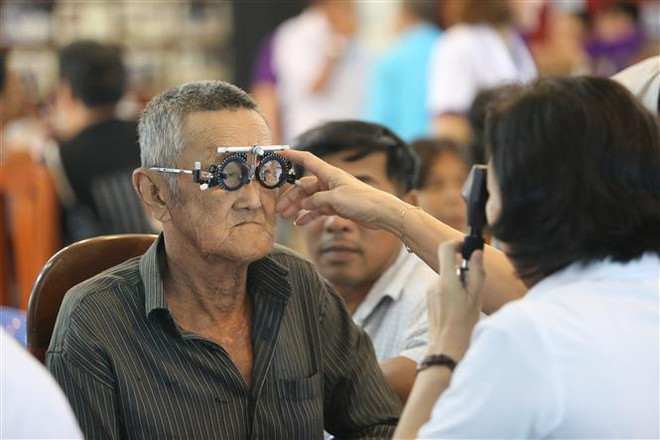 Hội Mắt Kính TP.HCM khám mắt và tặng kính từ thiện tại Campuchia ảnh 1