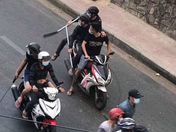 Hàng chục thanh niên chạy xe máy dùng mã tấu, dao hỗn chiến trên đường phố. (Ảnh: TTXVN phát) Hai nhóm thanh niên cầm mã tấu và súng truy sát tại TP.HCM ảnh 1