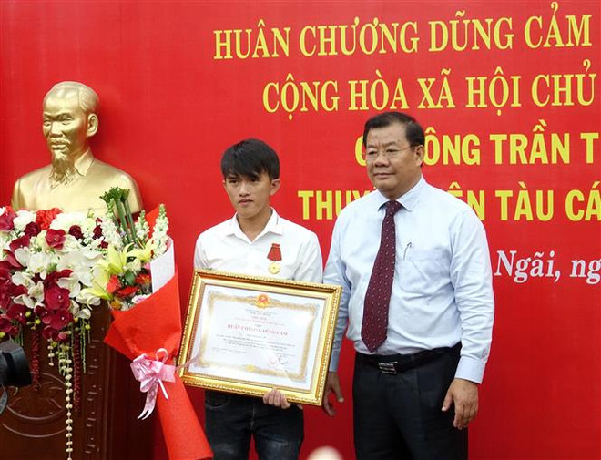 Trao Huân chương dũng cảm của Chủ tịch nước tặng ngư dân cứu người ảnh 1