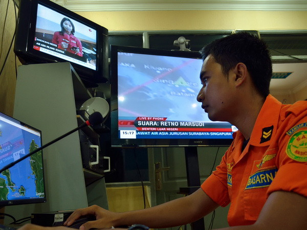 Thời tiết xấu, Indonesia tạm ngừng tìm kiếm máy bay AirAsia mất tích ảnh 1