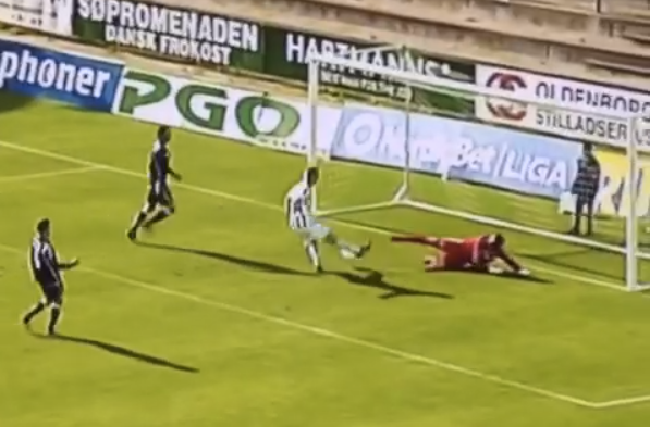 Pha bỏ lỡ không tưởng của con trai huyền thoại Micheal Laudrup ảnh 1