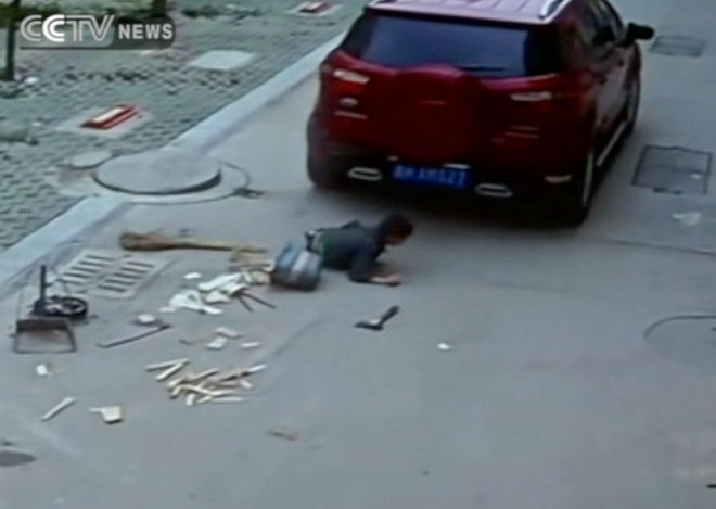 Cậu bé thoát chết thần kỳ khi bị ôtô "vô tình" cán qua người ảnh 1