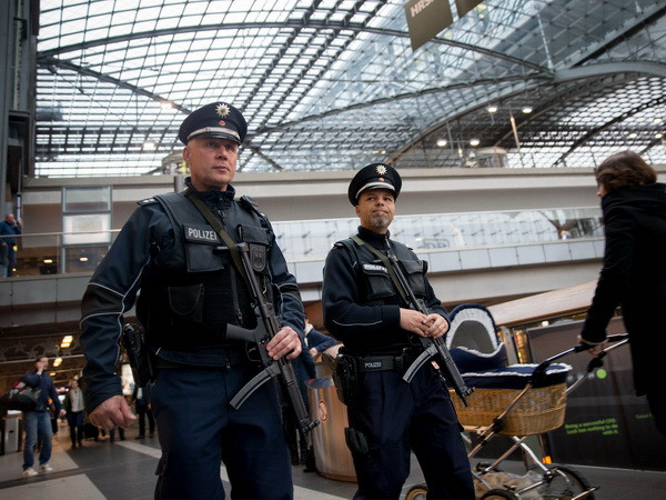 Đức: 7 người nghi liên quan tới vụ khủng bố ở Paris đã được thả ảnh 1