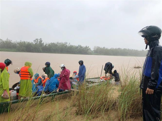 Quảng Nam: Kiên quyết không để người dân qua lại khu vực nước lũ ảnh 1