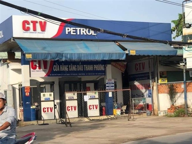Một cây xăng địa bàn thành phố Thủ Dầu Một, tỉnh Bình Dương kéo rào nghỉ bán. (Ảnh: TTXVN phát) Bình Dương: Cây xăng hết hàng, nhà đầu mối đảm bảo cung ứng đầy đủ ảnh 1