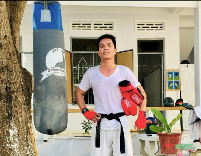 Thượng úy quân đội dùng võ thuật bắt gọn đối tượng cướp xe máy ảnh 1