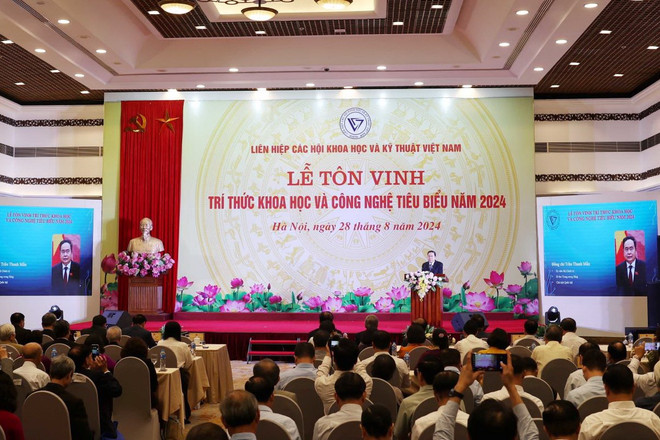 ttxvn_chu_tich_quoc_hoi_du_le_ton_vinh_tri_thuc_khoa_hoc_va_cong_nghe_tieu_bieu_28-2.jpg