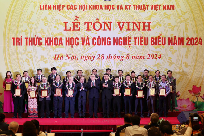 ttxvn_chu_tich_quoc_hoi_du_le_ton_vinh_tri_thuc_khoa_hoc_va_cong_nghe_tieu_bieu_28-3.jpg