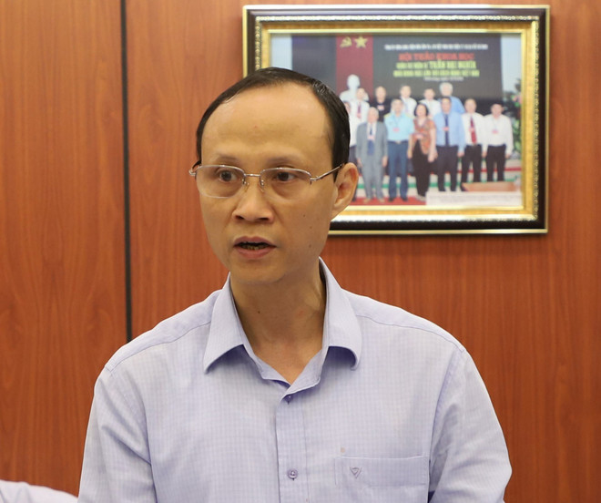 Kỹ sư Bùi Công Khê, Giám đốc Trung tâm Vật liệu mới thuộc Liên hiệp Các hội khoa học và kỹ thuật Hà Nội (người chỉ tay) đang giới thiệu với Tổng Bí thư về các sản phẩm khoa học tiên tiến của Trung tâm. (Ảnh (tư liệu): Nhân vật cung cấp) TTXVN_2007trithuc.jpg