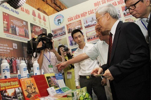 Kỹ sư Bùi Công Khê, Giám đốc Trung tâm Vật liệu mới thuộc Liên hiệp Các hội khoa học và kỹ thuật Hà Nội (người chỉ tay) đang giới thiệu với Tổng Bí thư về các sản phẩm khoa học tiên tiến của Trung tâm. (Ảnh (tư liệu): Nhân vật cung cấp) TTXVN_2007TongbithuNguyenphutrong2.jpg