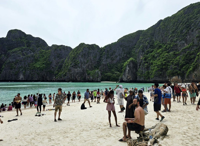 Đảo Koh Phi Phi được đánh giá là một trong những bãi biển sạch nhất thế giới. (Ảnh: TTXVN phát) ttxvn_phuket_thai_lan_2406-3.jpg
