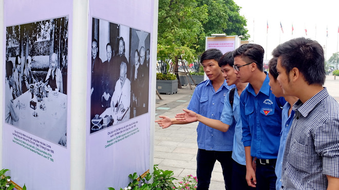 Triển lãm ảnh kỷ niệm 126 năm ngày sinh Chủ tịch Hồ Chí Minh ảnh 2