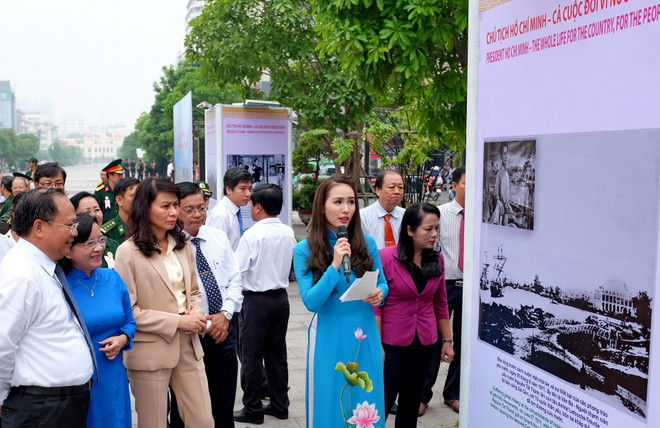 Triển lãm ảnh kỷ niệm 126 năm ngày sinh Chủ tịch Hồ Chí Minh ảnh 1