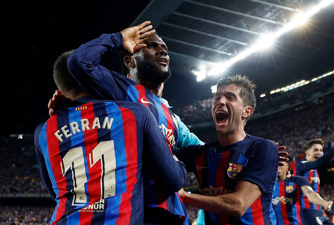 Ngược dòng hạ Real Madrid, Barcelona chạm tay vào chức vô địch ảnh 1