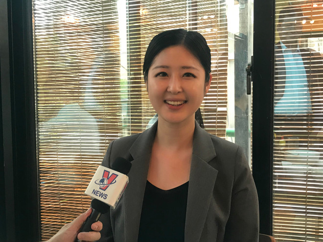 Chị Lee Rae-eun, một thực khách Hàn Quốc. (Ảnh: Hữu Tuyên/Vietnam+) Trí thức trẻ hiện thực giấc mơ mở chuỗi nhà hàng Việt tại Hàn Quốc ảnh 2