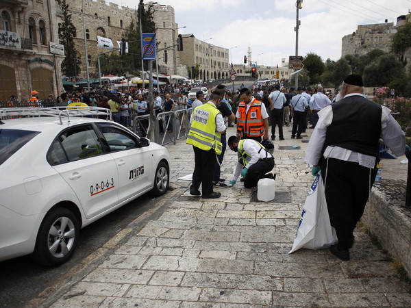 Một phụ nữ Palestine dùng dao tấn công nữ binh sỹ Israel ảnh 1