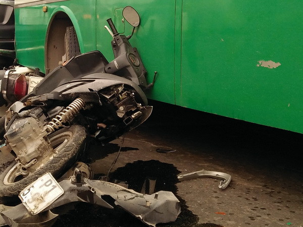 Nghệ An: Xe buýt va chạm với xe máy, 5 người thương vong ảnh 1